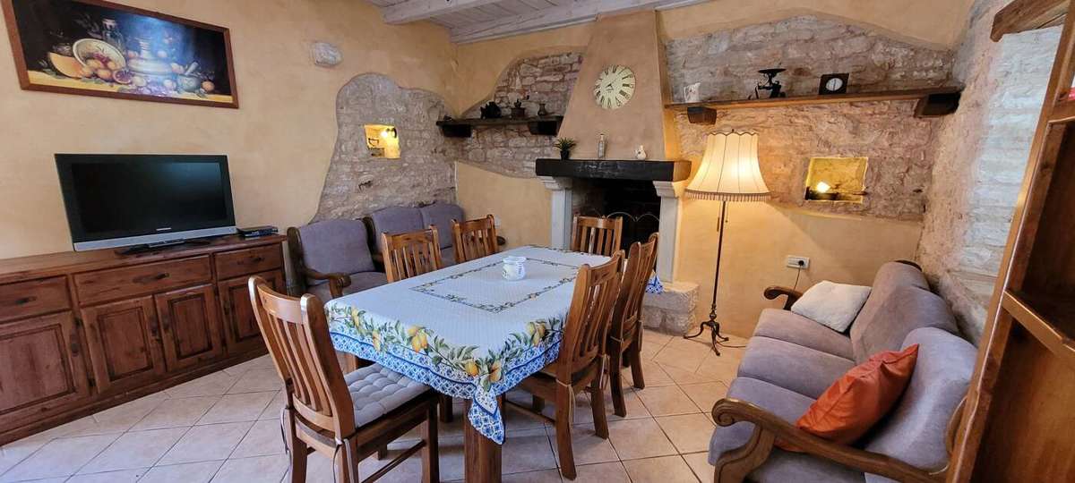 Tenuta con due case in pietra e piscina